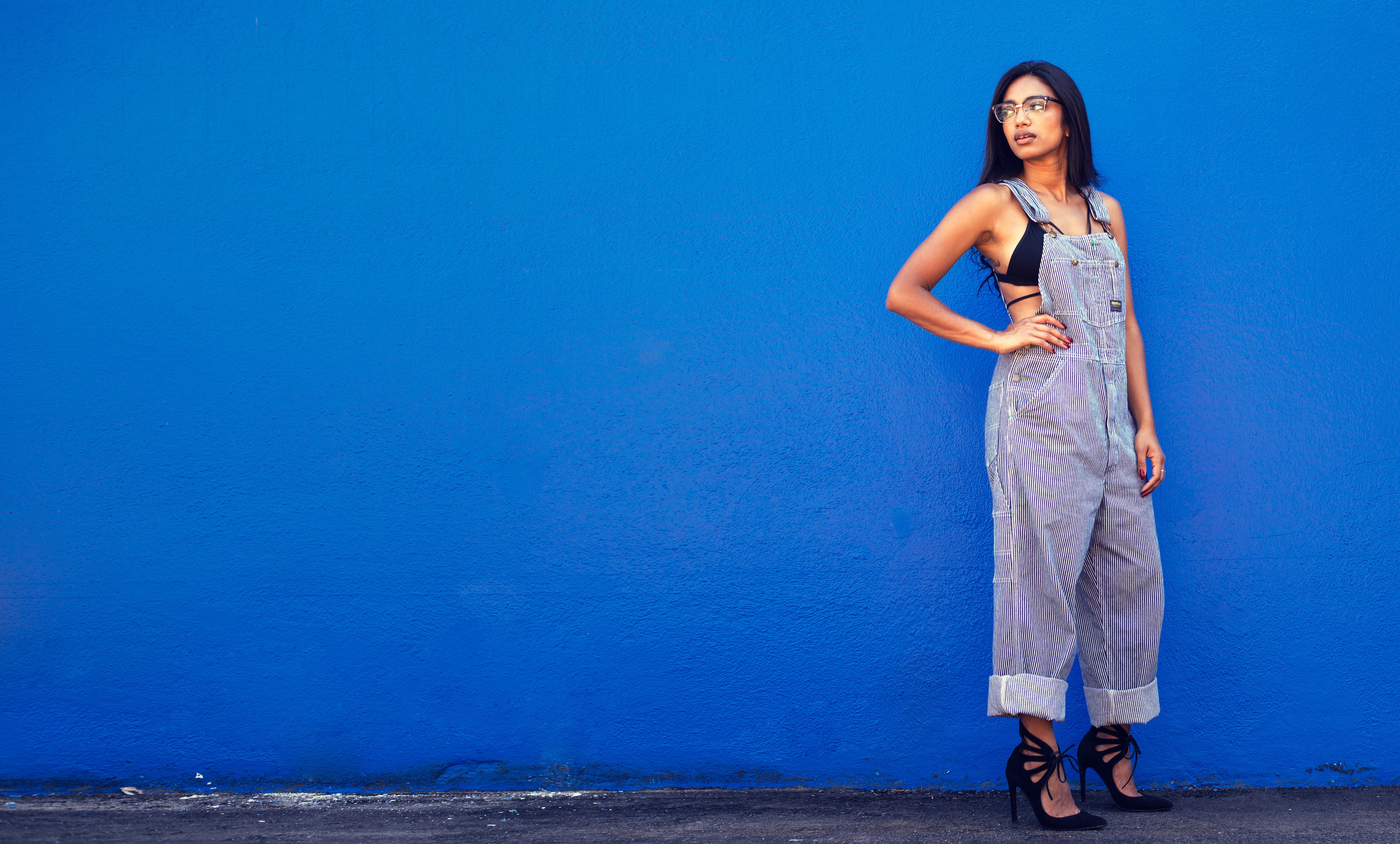 files/model-in-heels-and-overalls-with-blue.jpg